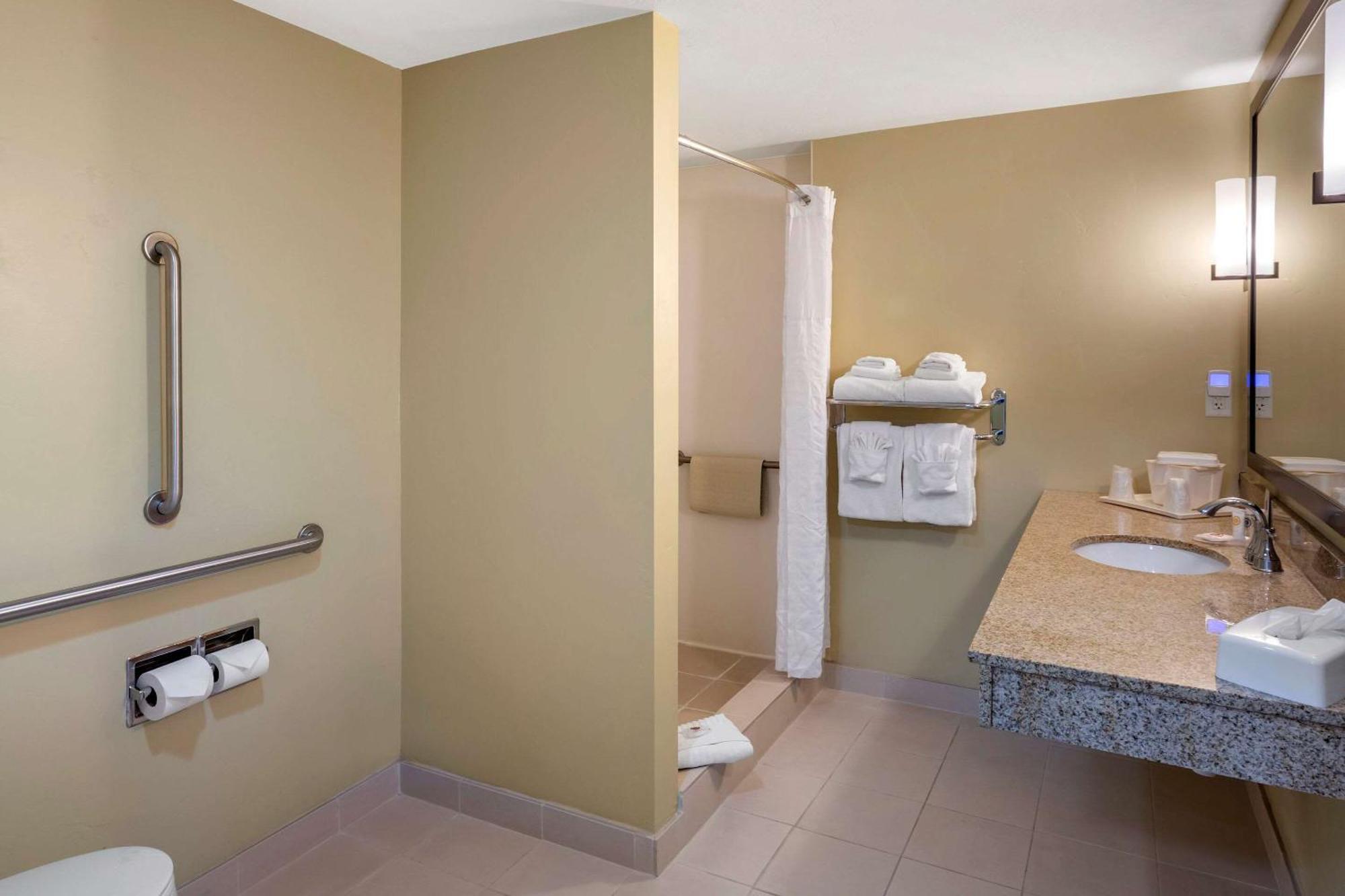 Queen Suite with Two Queen Beds - Accessible/Non-Smoking
