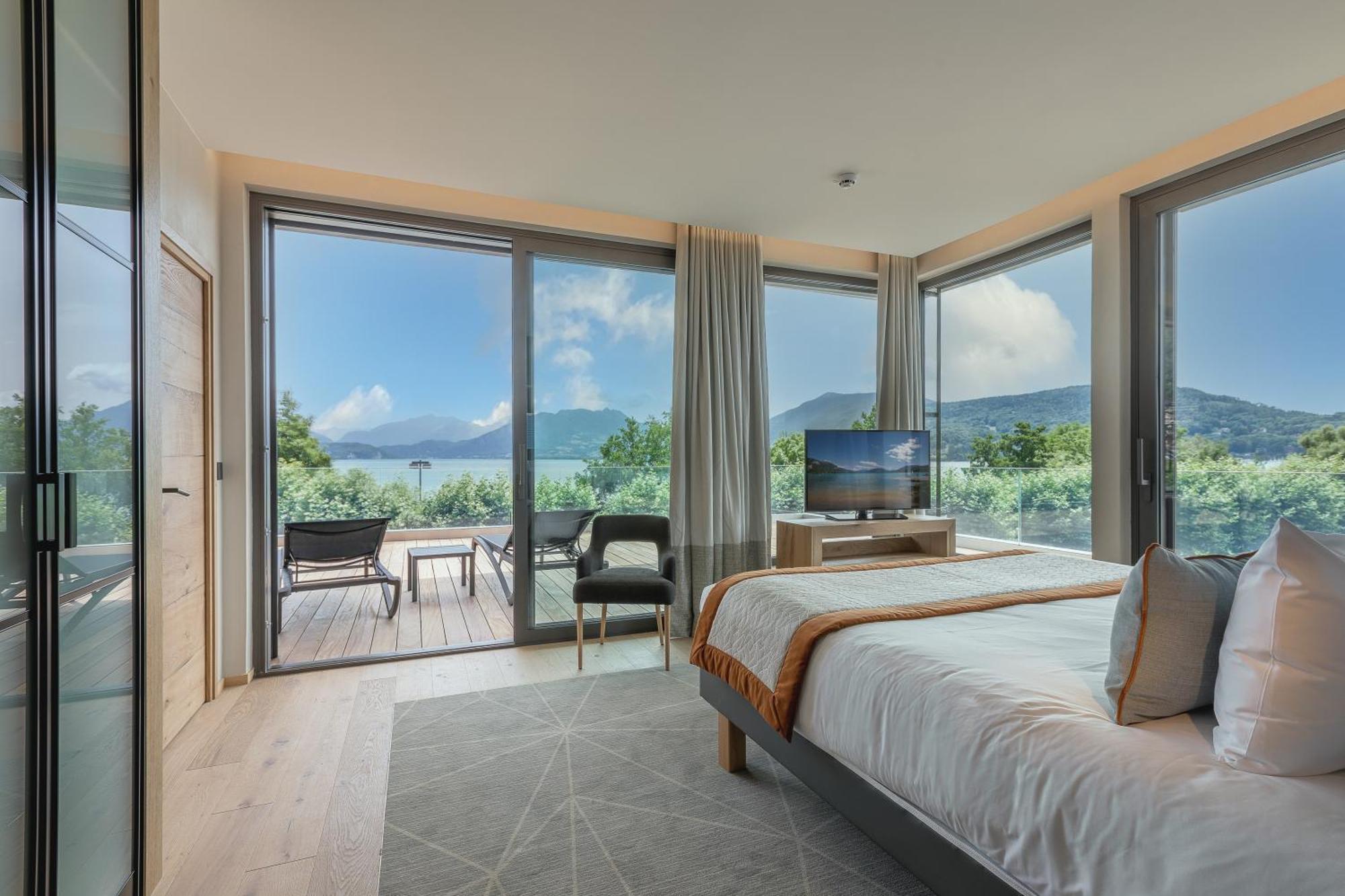 Penthouse terrace Lake Side complimentary spa access,1285949806:JPEG