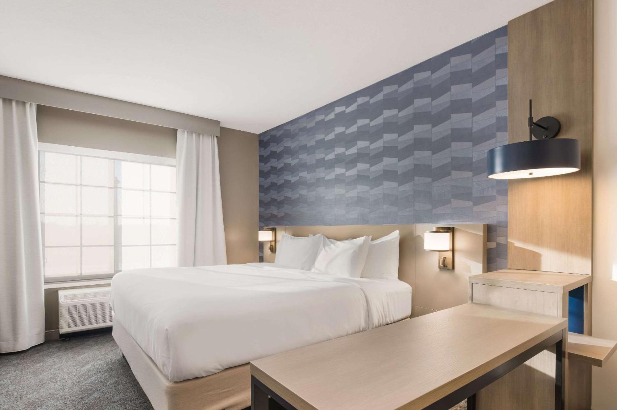 King Suite Sofabed Roll Shower Accessible or Non Smoking or Pet Friendly,1286089483:JPEG