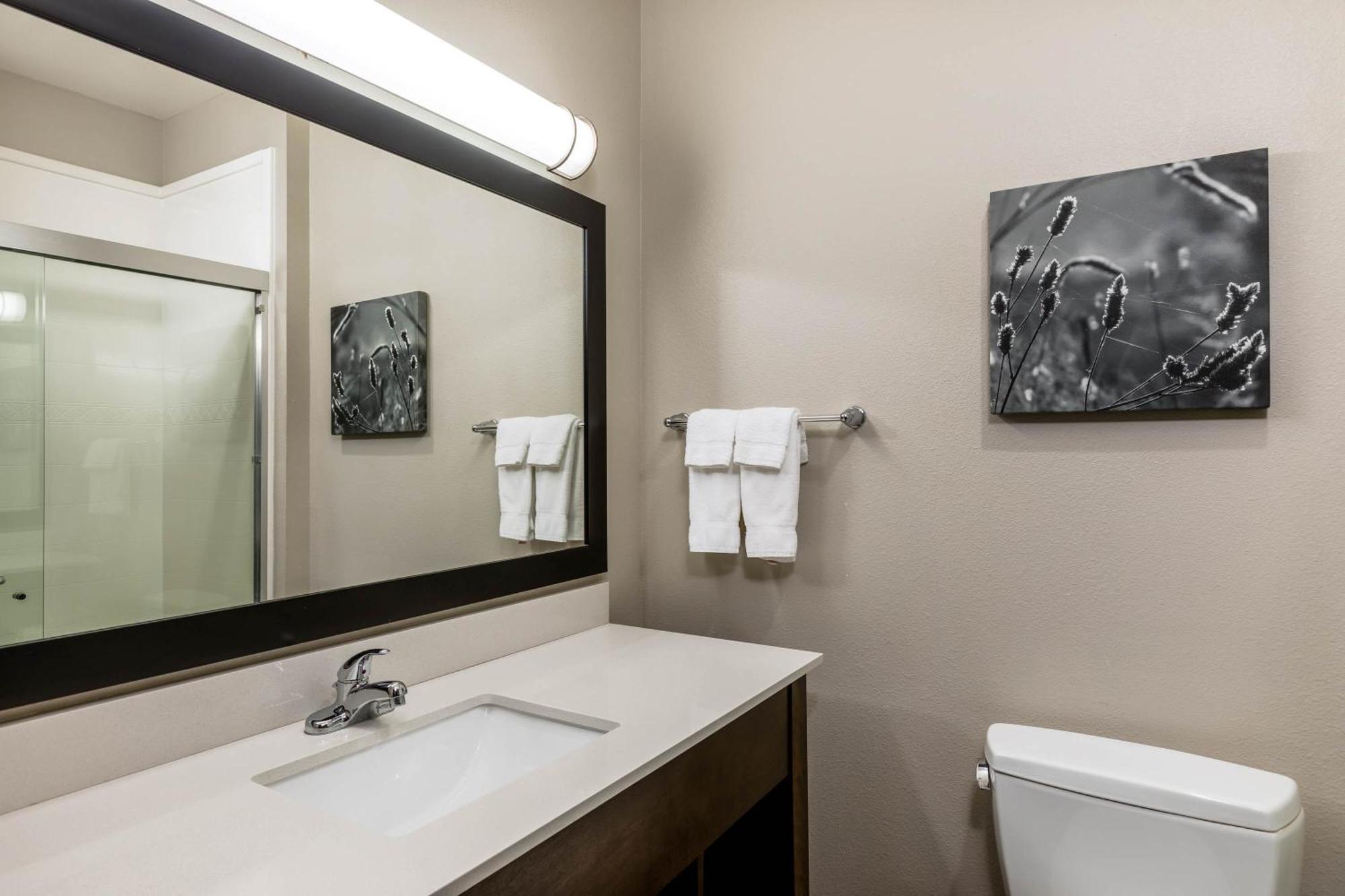 Quadruple Room with Two Queen Beds and Roll-In Shower - Disability Access/Non Smoking
