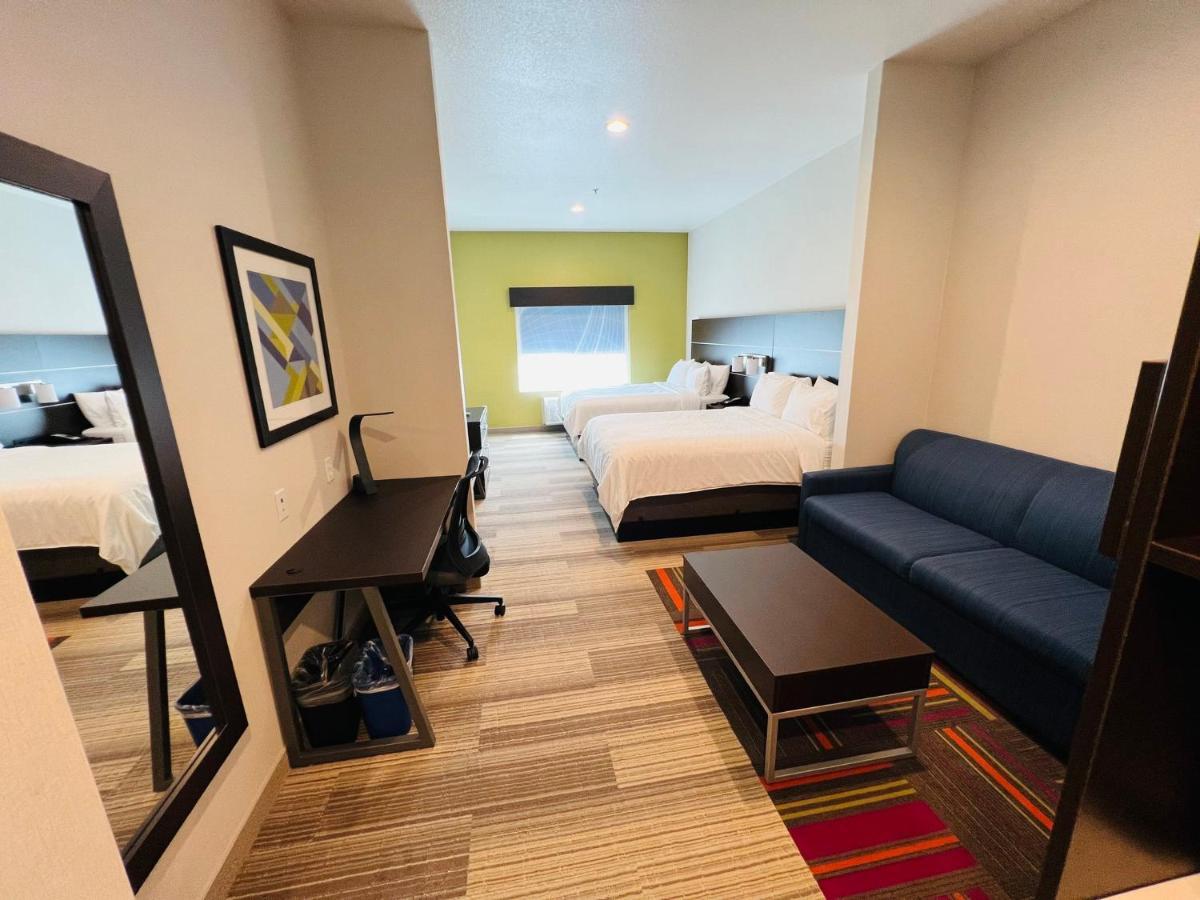Queen Suite with Two Queen Beds