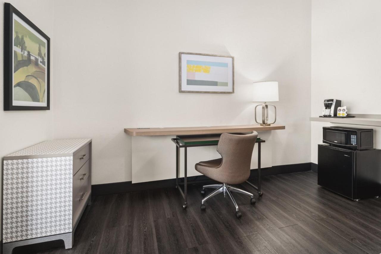 King Room with Hearing Accessible Tub - Non-Smoking