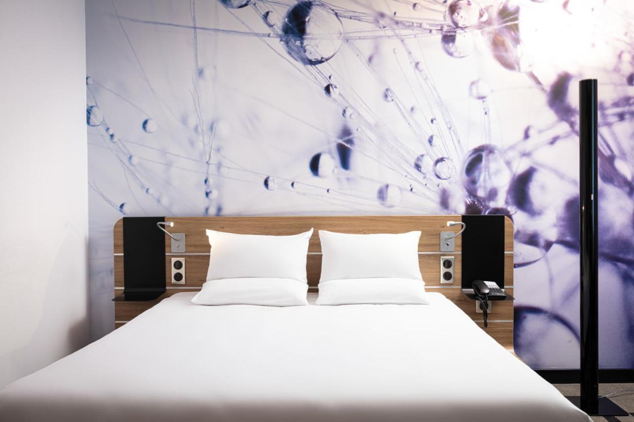 Habitación Superior con cama grande y sofá