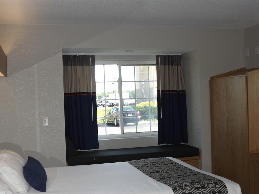 Queen Room - Disability Access/Non-Smoking