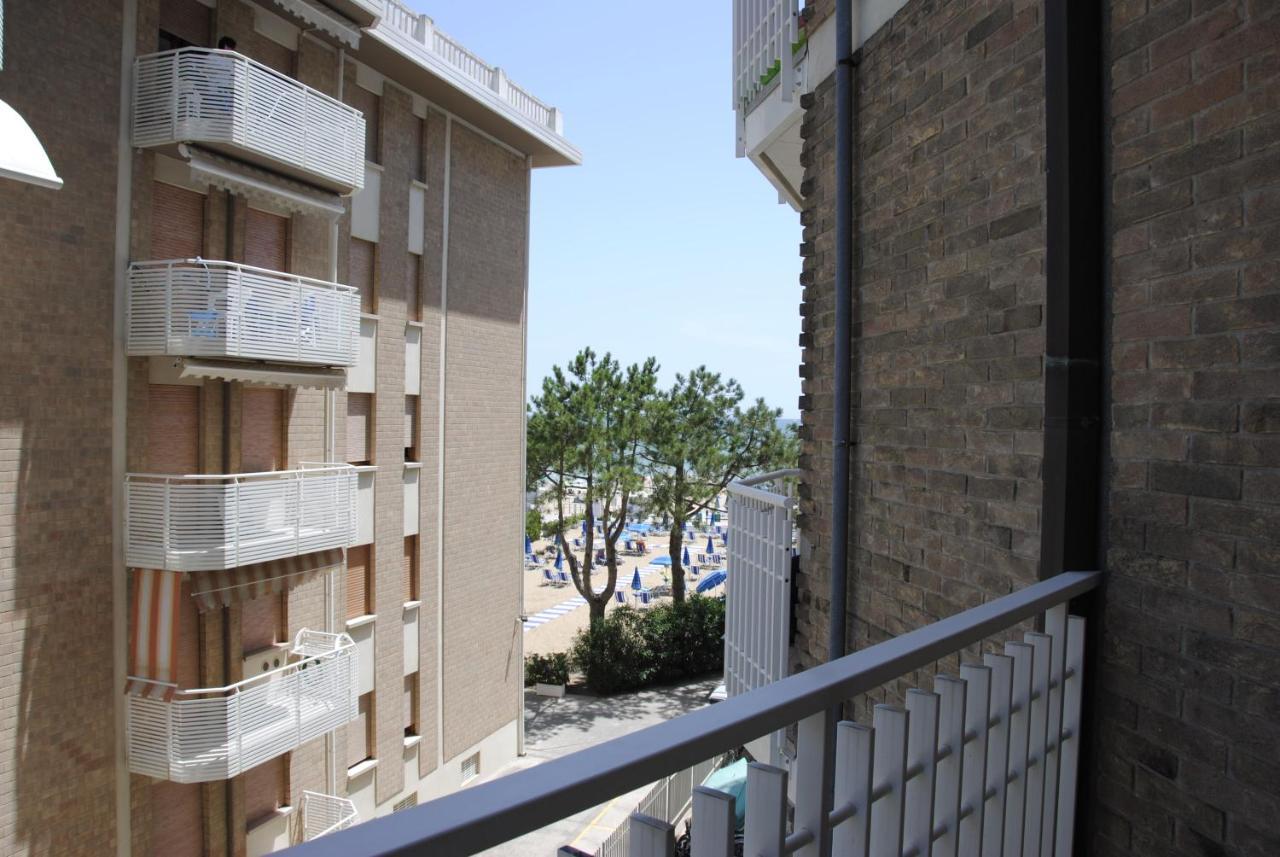 Familienzimmer mit seitlichem Meerblick (2 Erwachsene + 1 Kind)