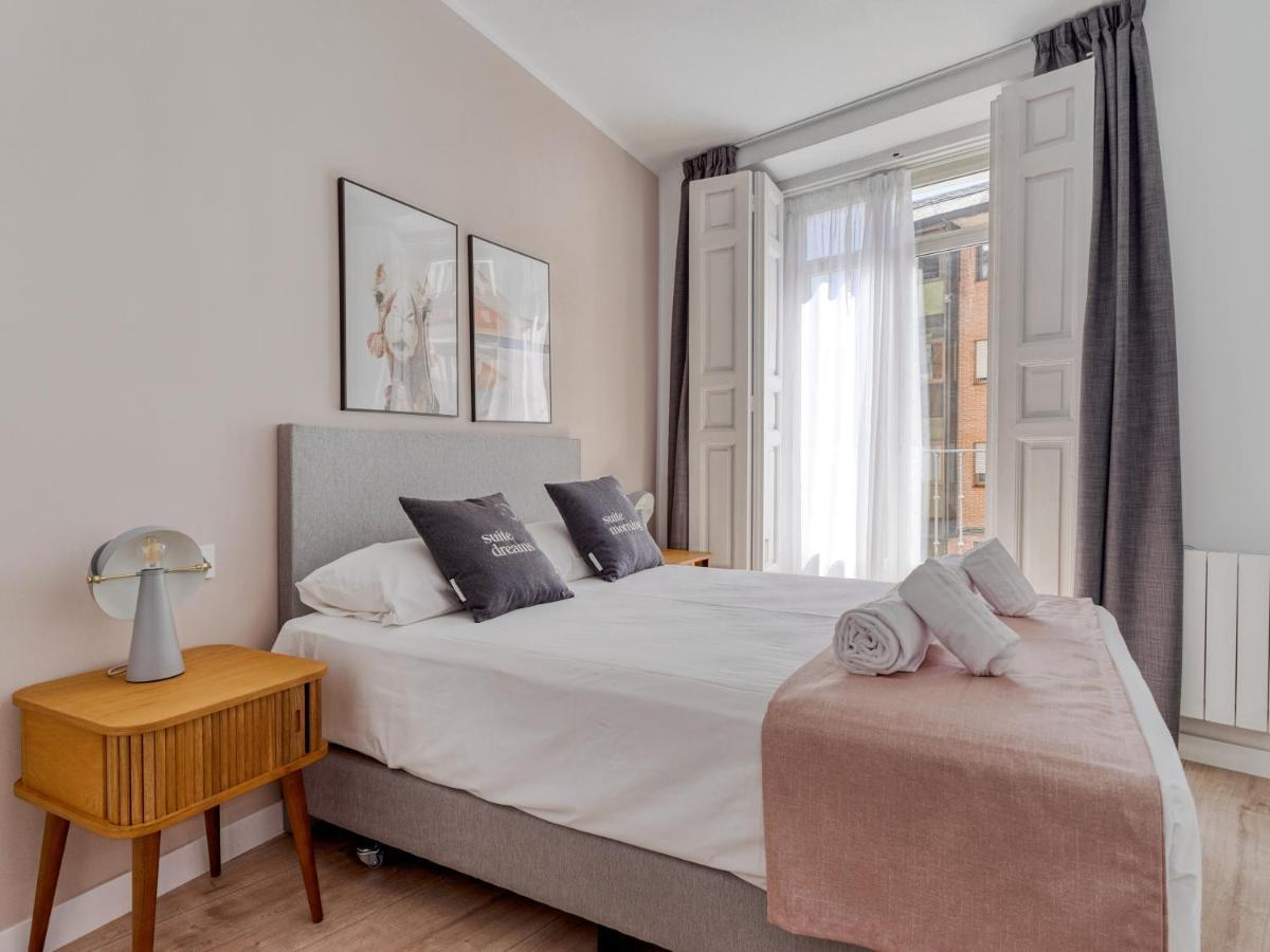 Two-Bedroom Apartment Balcony,1298941792:JPEG