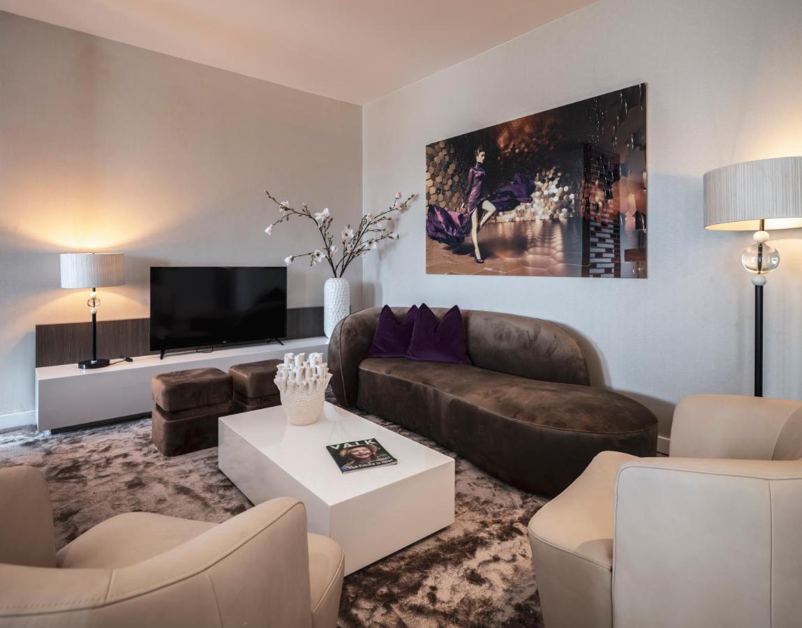 Deluxe Suite,1300126024:JPEG