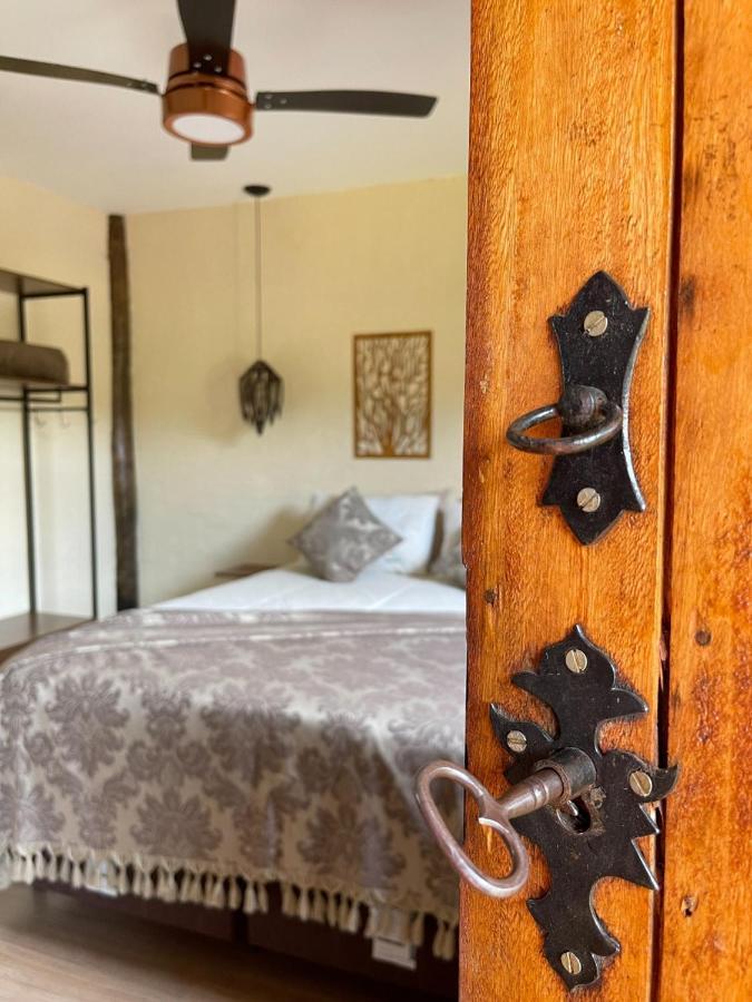 Suíte com Cama Queen-size e Vista da Piscina