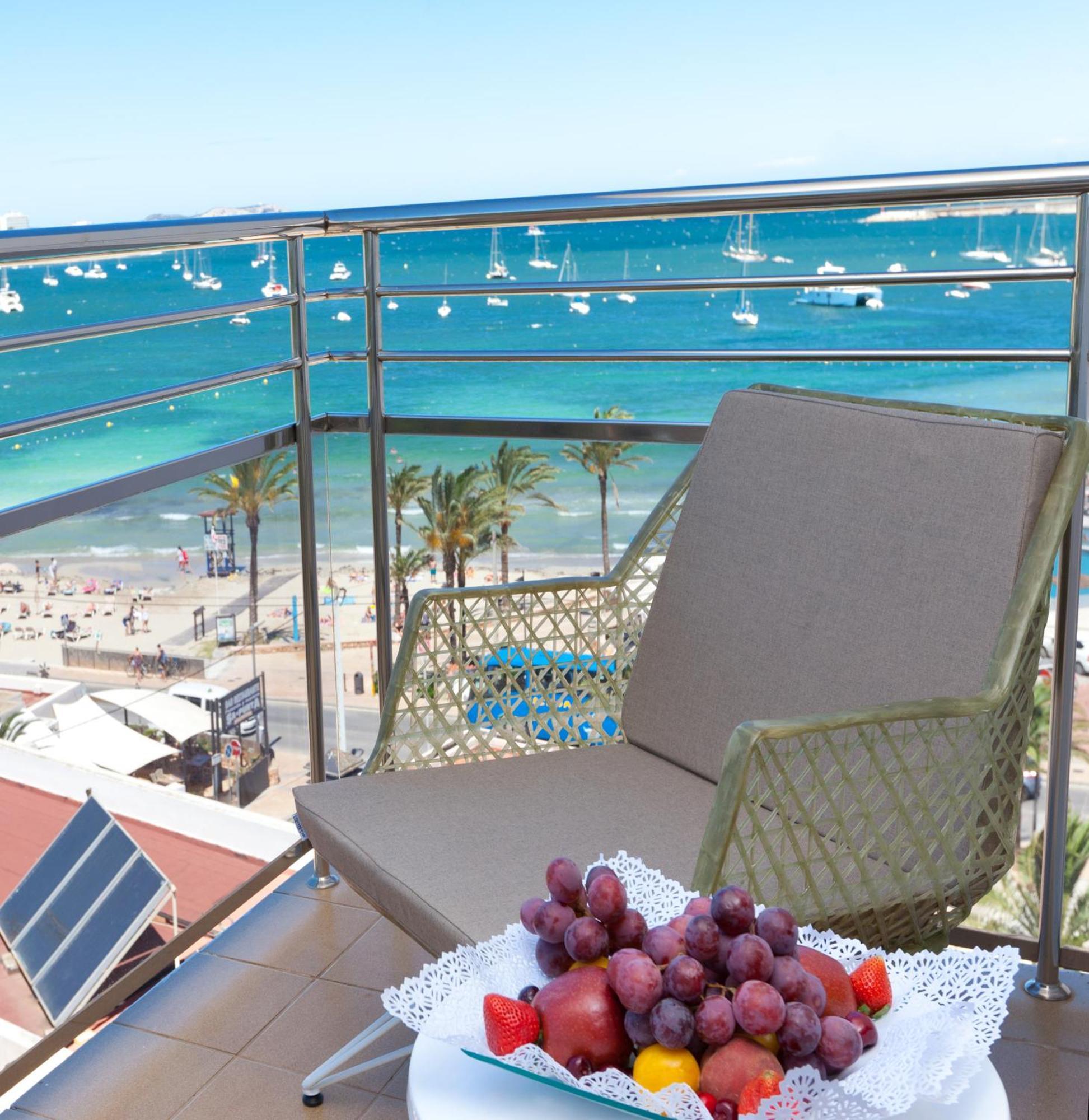 Suite con balcón y vistas al mar (2 adultos + 2 niños)