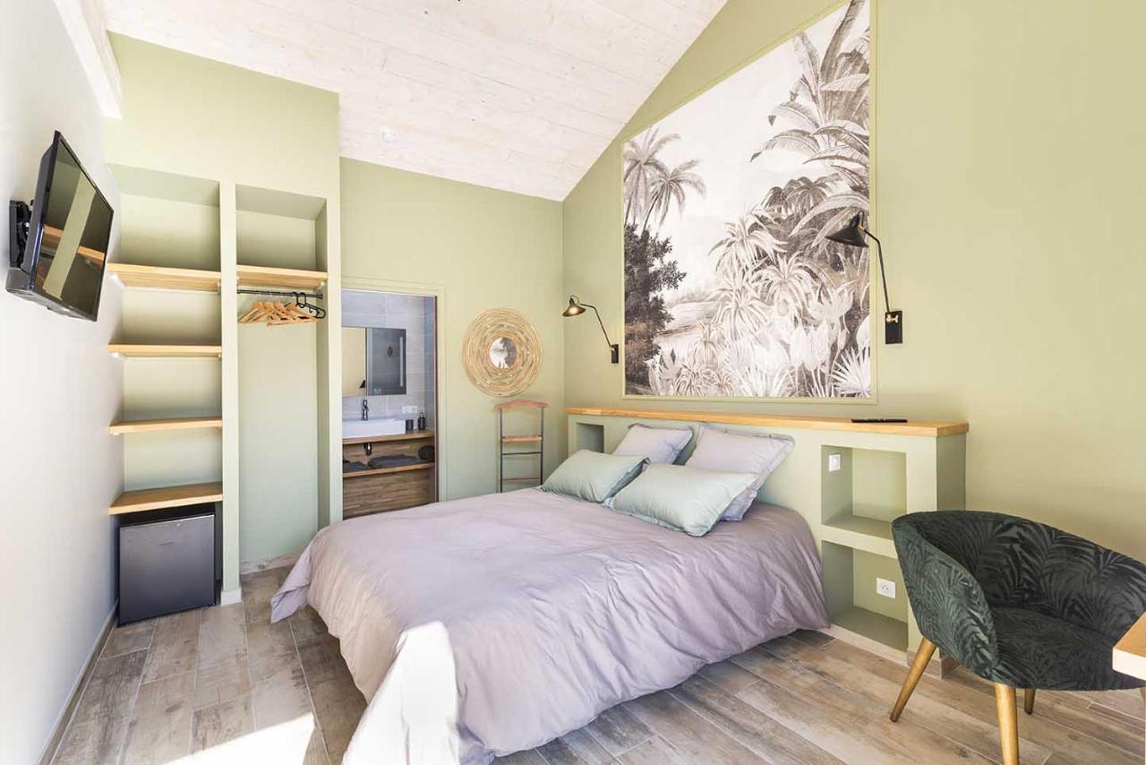 Habitación con cama extragrande y vistas a la piscina