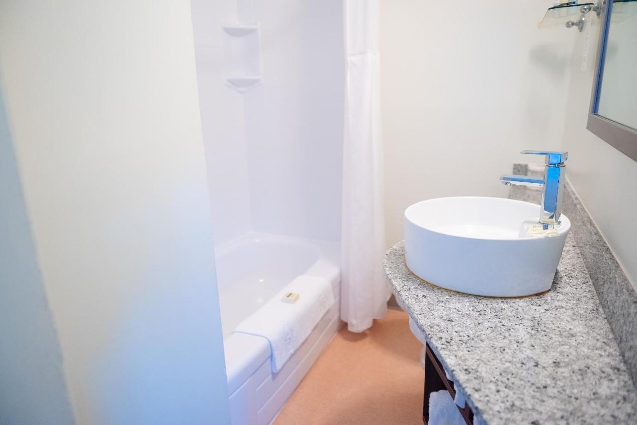 Chambre Double avec 2 Lits Doubles – Accès Direct en Voiture