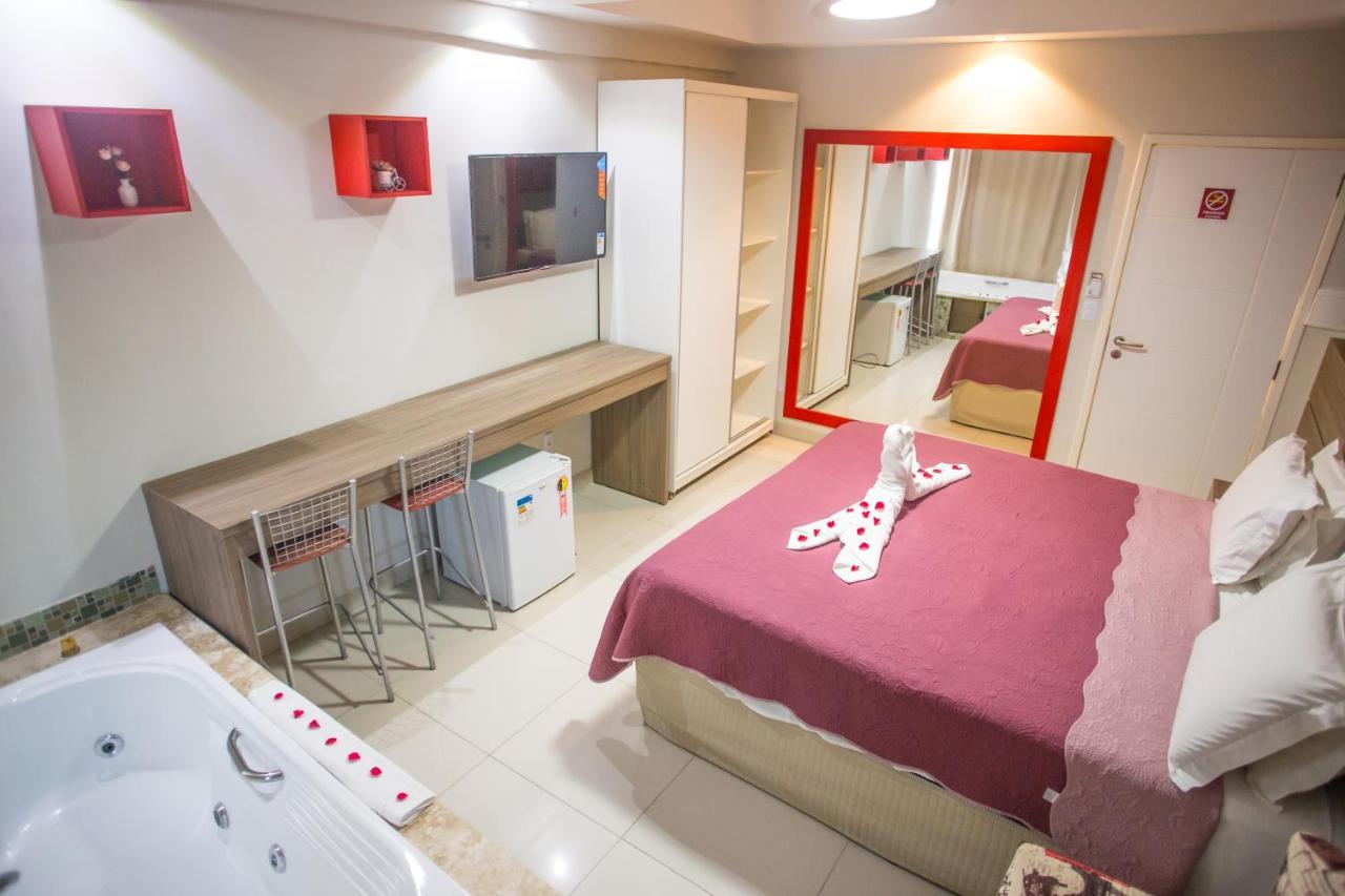 Quarto com Cama King-size e Banheira de Hidromassagem