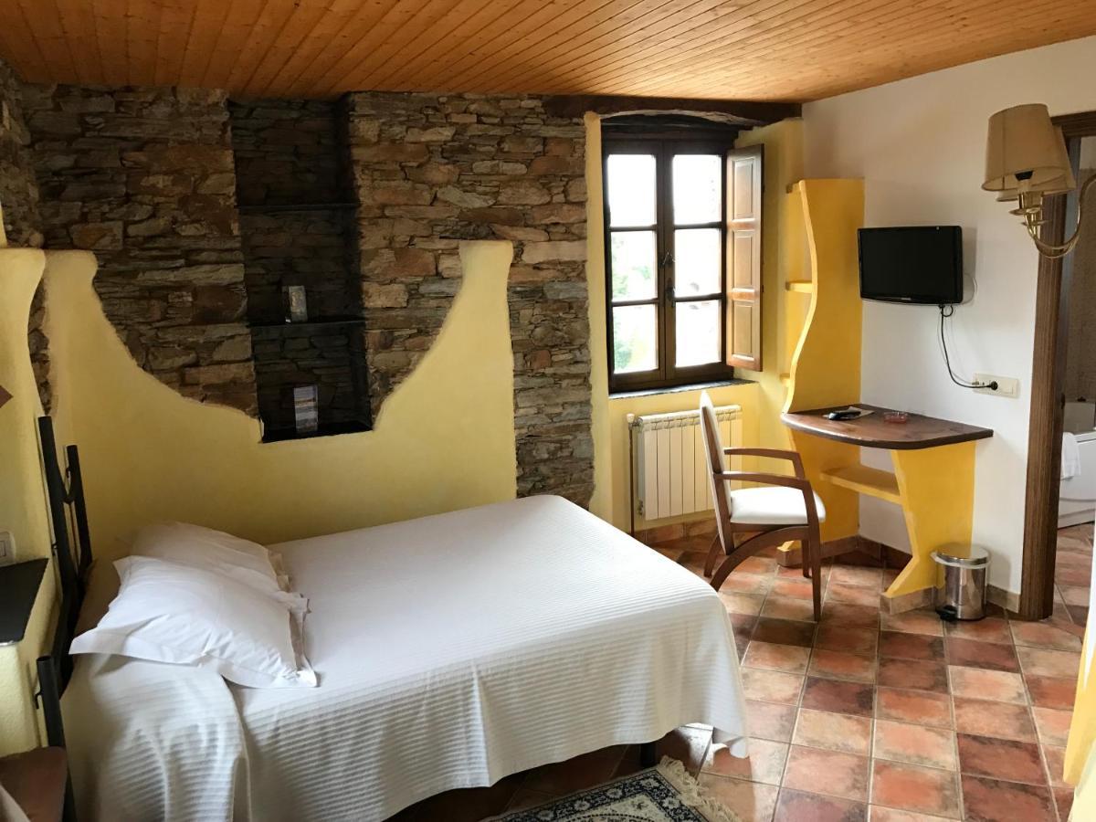 Habitación con 1 cama grande y bañera de hidromasaje