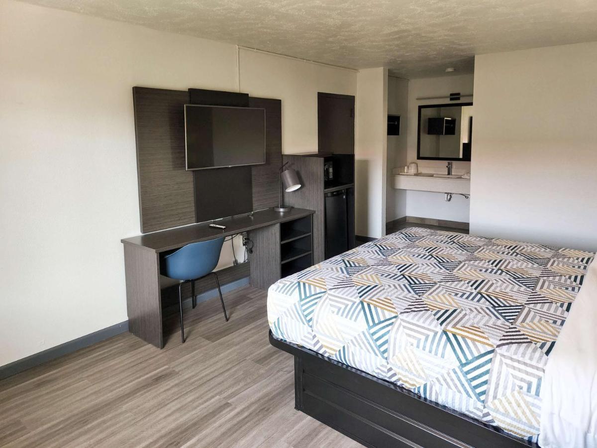 King Room with Roll-in Shower - Disability Access - Non-Smoking