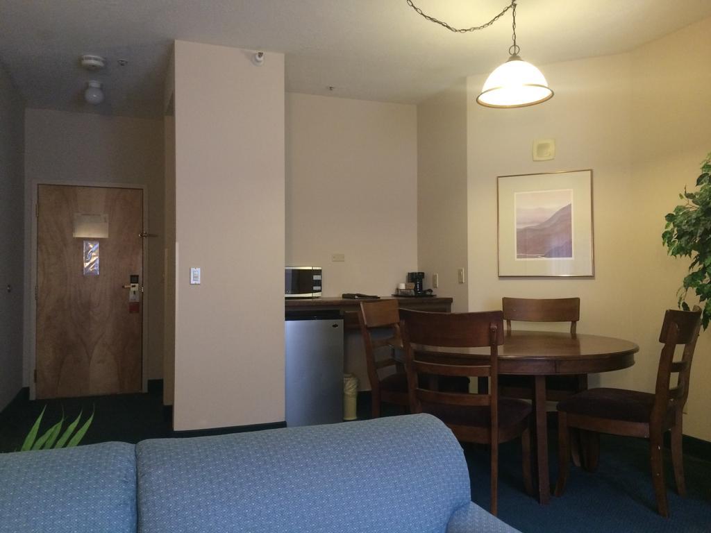 One-Bedroom Deluxe King Suite - Non-Smoking