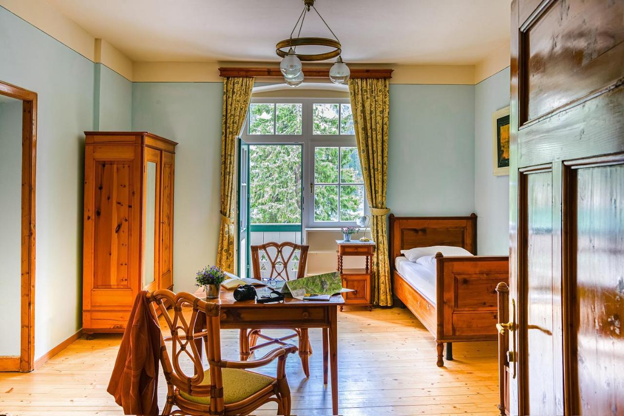 Family Room with Lake View,1317994957:JPEG