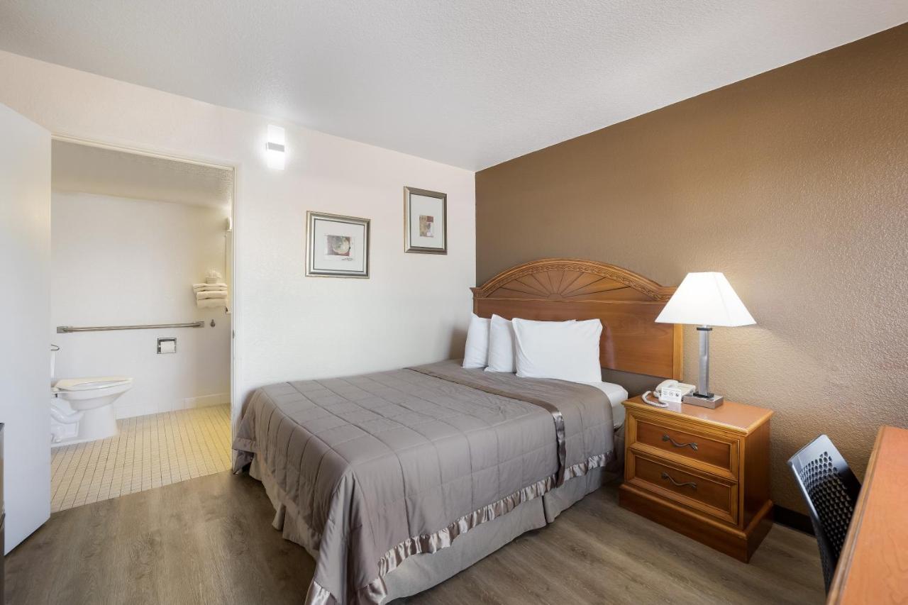 Queen Room - Mobility Access/Non-Smoking
