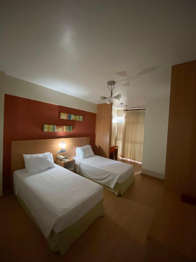 Quarto com 2 Camas de Solteiro e Varanda