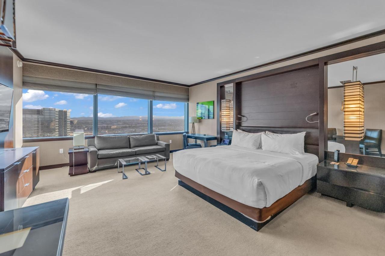 Suite mit Kingsize-Bett und Poolblick