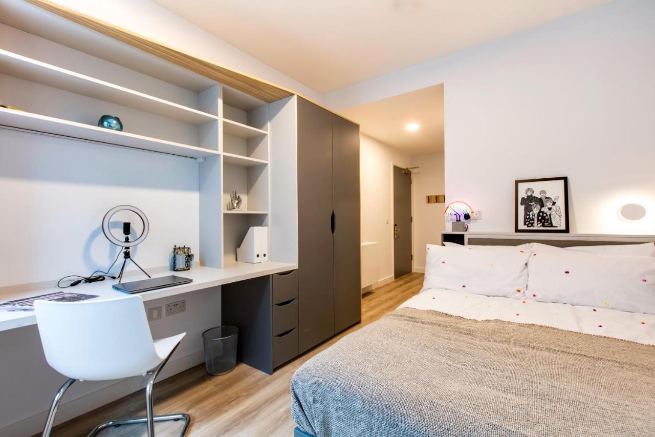 Four-Bedroom Apartment Balcony,1325248339:JPEG