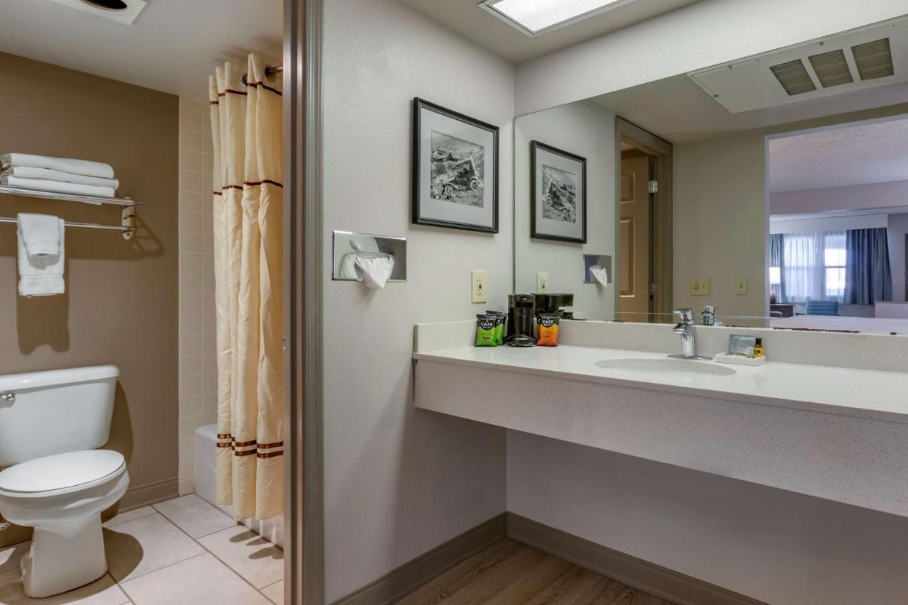 Chambre avec 2 Lits Queen-Size et Canapé-Lit – Animaux Domestiques Admis
