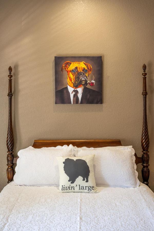 Deluxe Queen Room with Courtyard View
