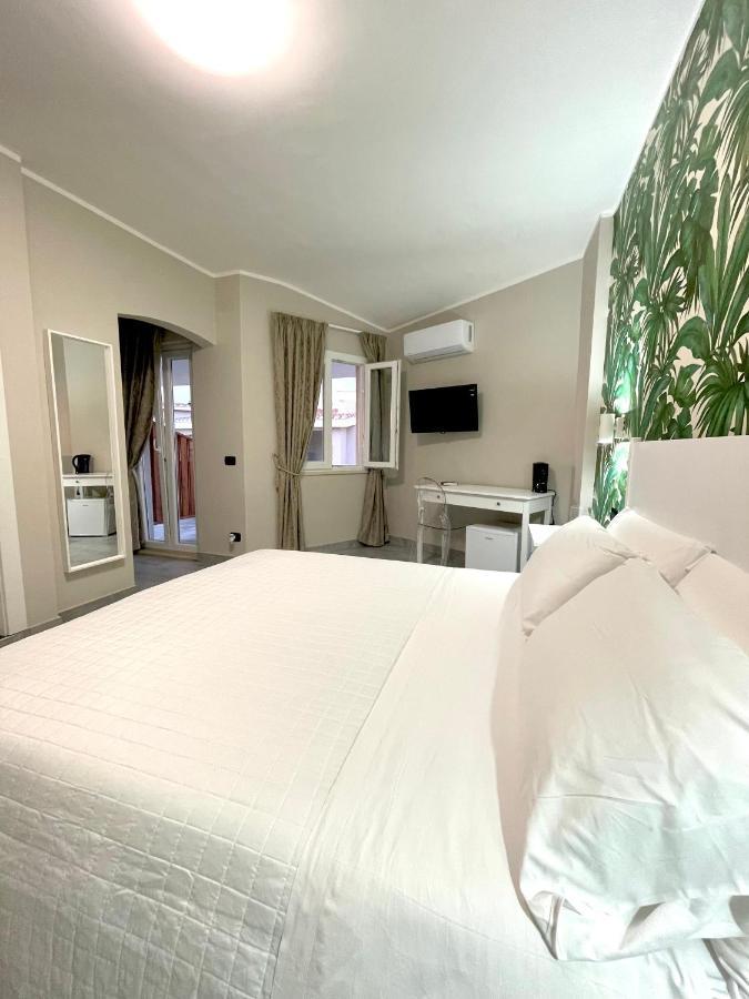 Double Room with Balcony and Partial Sea View,1330272242:JPEG