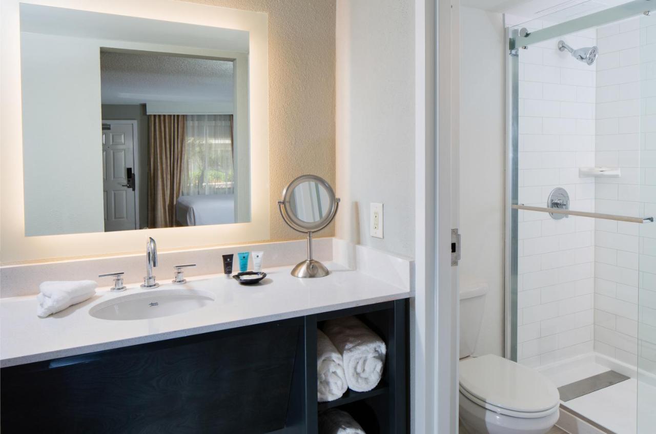 Standard Queen Room with Balcony - Oceanfront