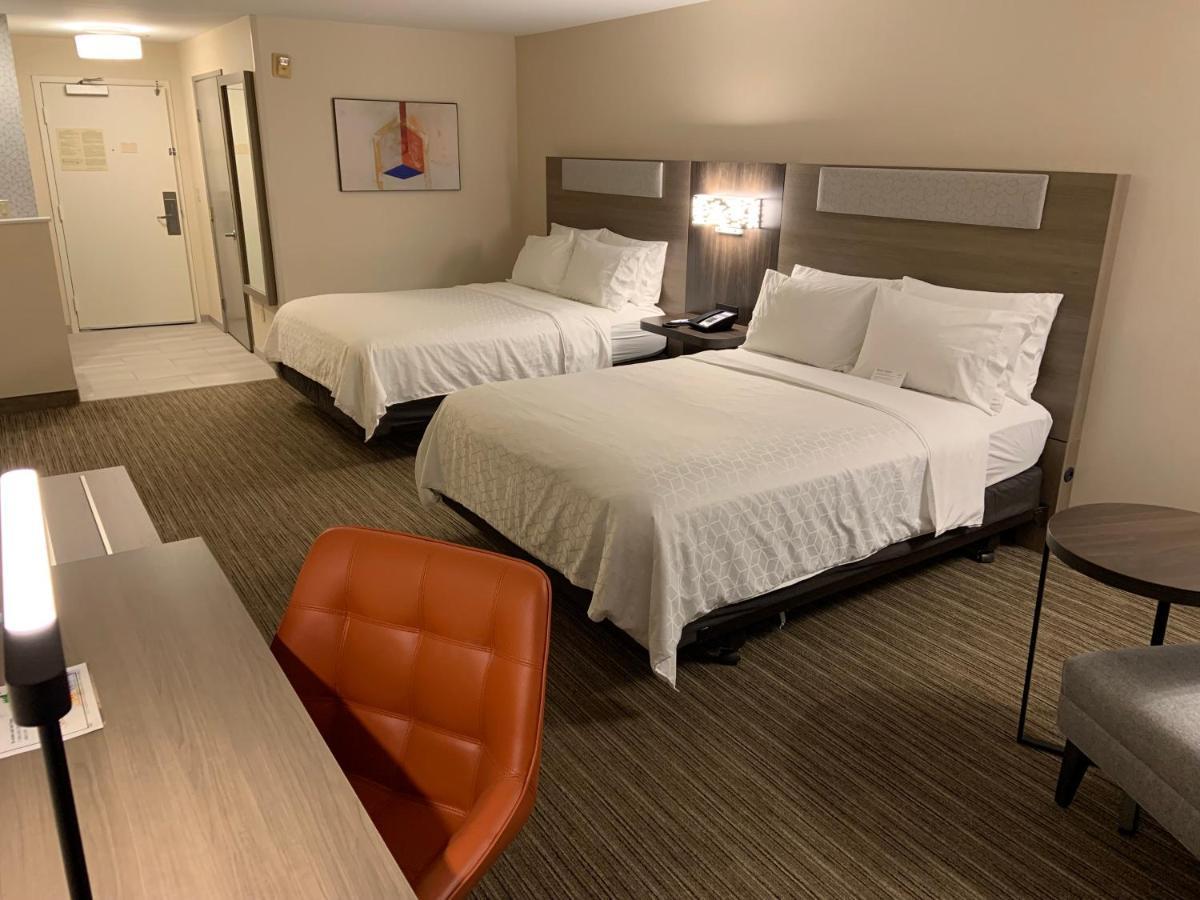 Standard Queen Room with Two Queen Beds and Mobility Accessible Roll-In Shower