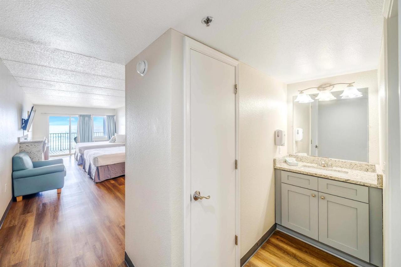 Beachfront Classic Room - Queen/Queen with Kitchen