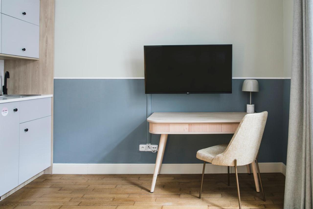 Estudio extragrande con zona de cocina y balcón