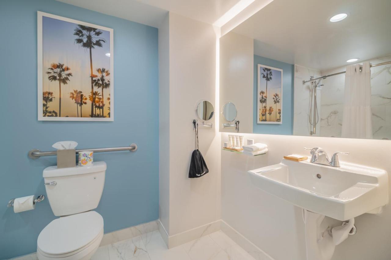 Studio King Bed - Poolview - Balcony-Accessible,1341665252:JPEG