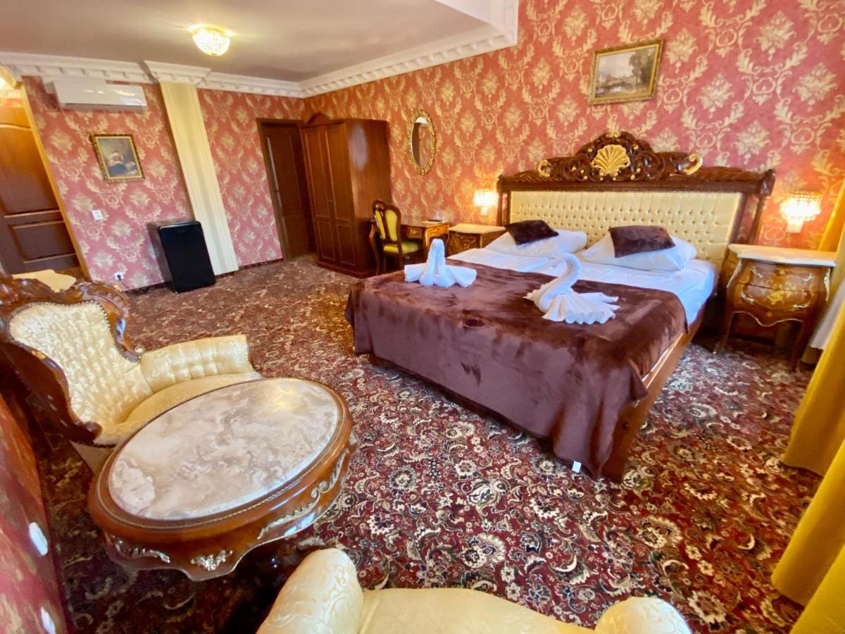 Habitación con cama extragrande.