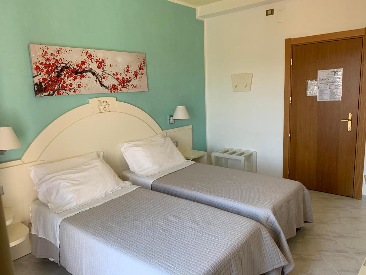 Double or Twin Room with Balcony and Sea View,142224885:JPEG