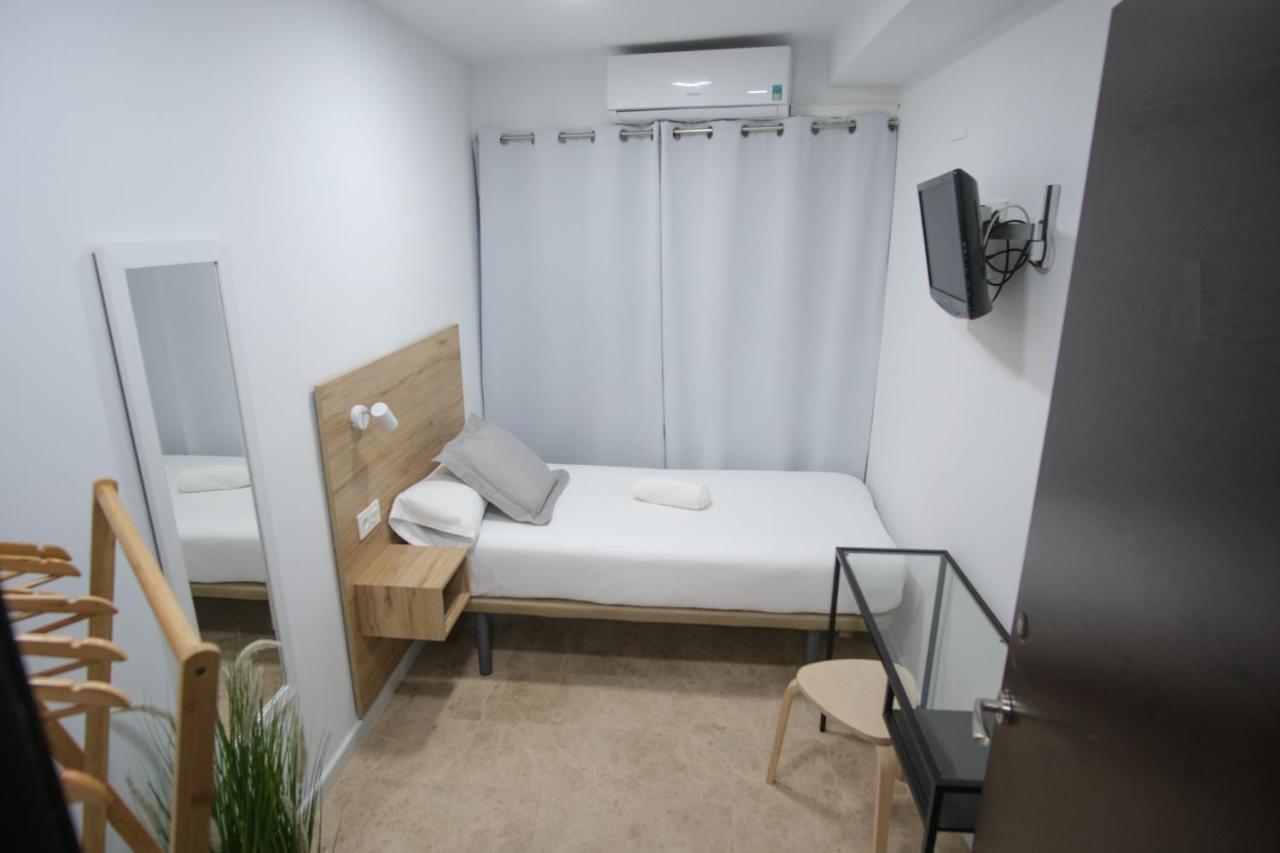 Single Room with Shared Bathroom,1381315874:JPEG