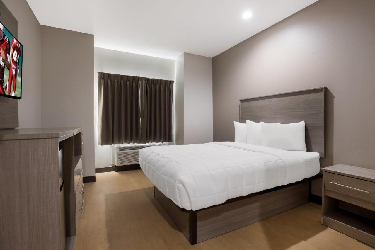 Deluxe Room with One Queen Bed Disability Access Roll-In Shower Non-Smoking