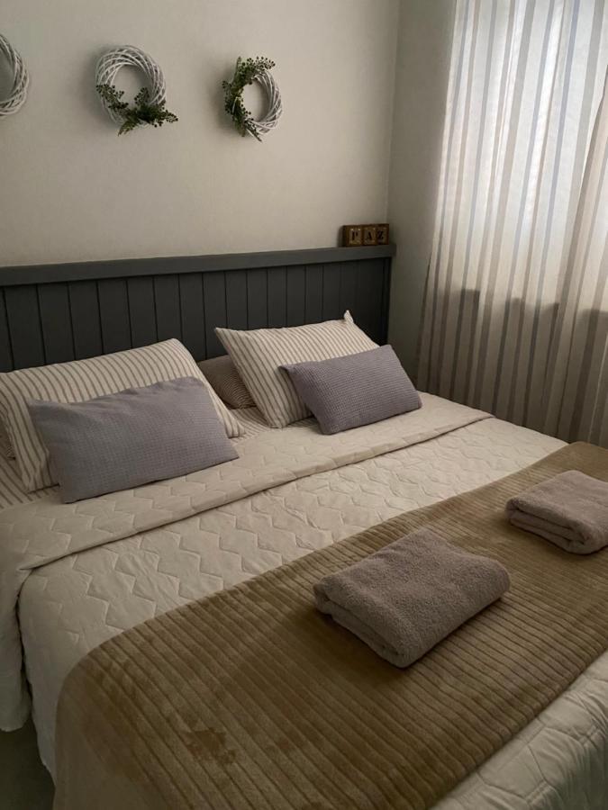 Quarto com 2 Camas de Solteiro e Banheiro Compartilhado