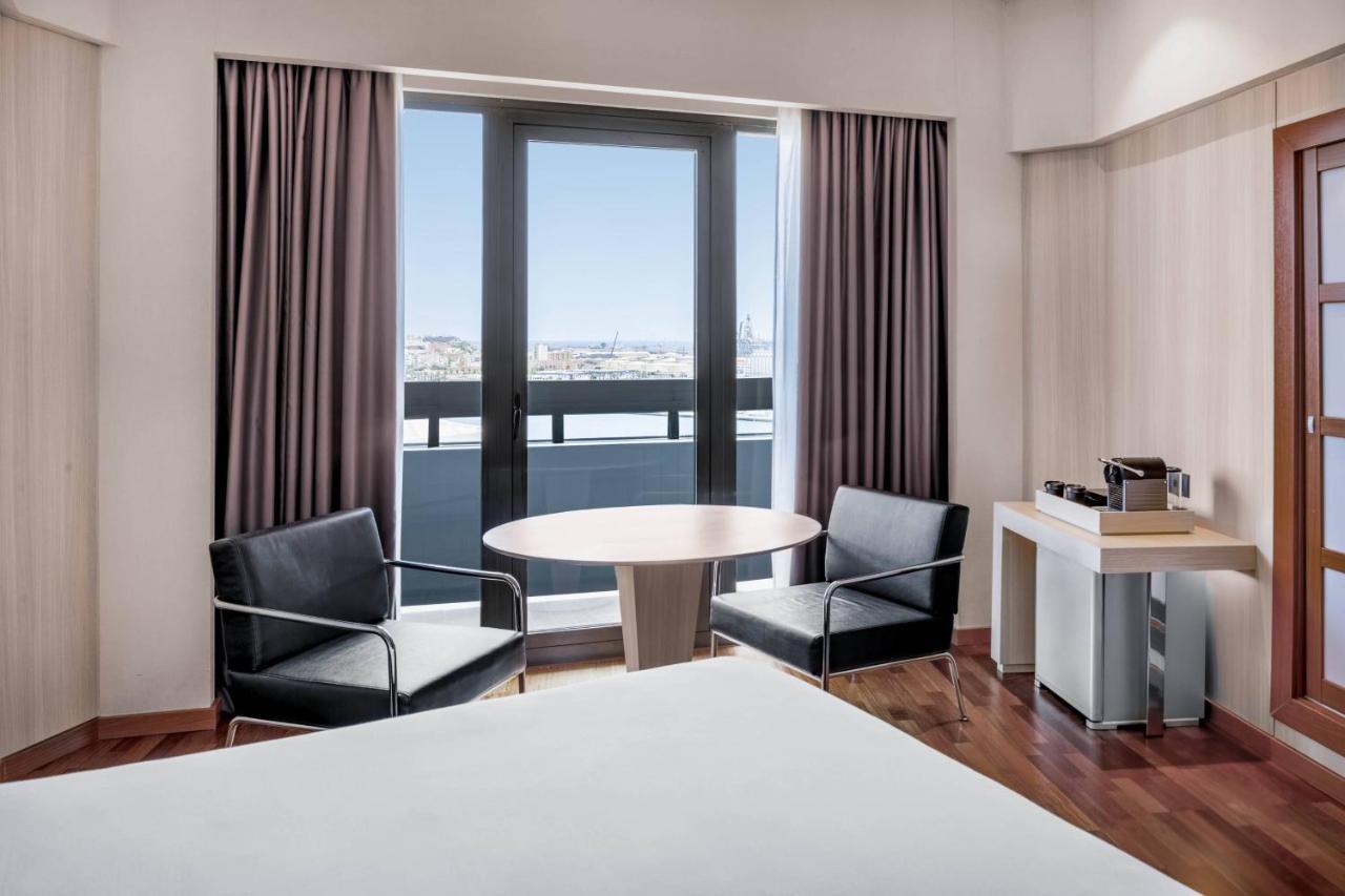 Habitación con cama extragrande y vistas a la planta superior