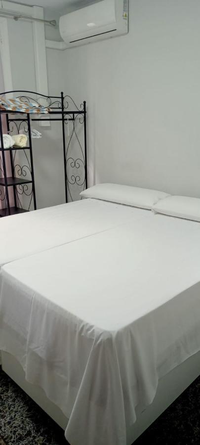 Tweepersoonskamer met 2 Aparte Bedden en Gedeelde Badkamer