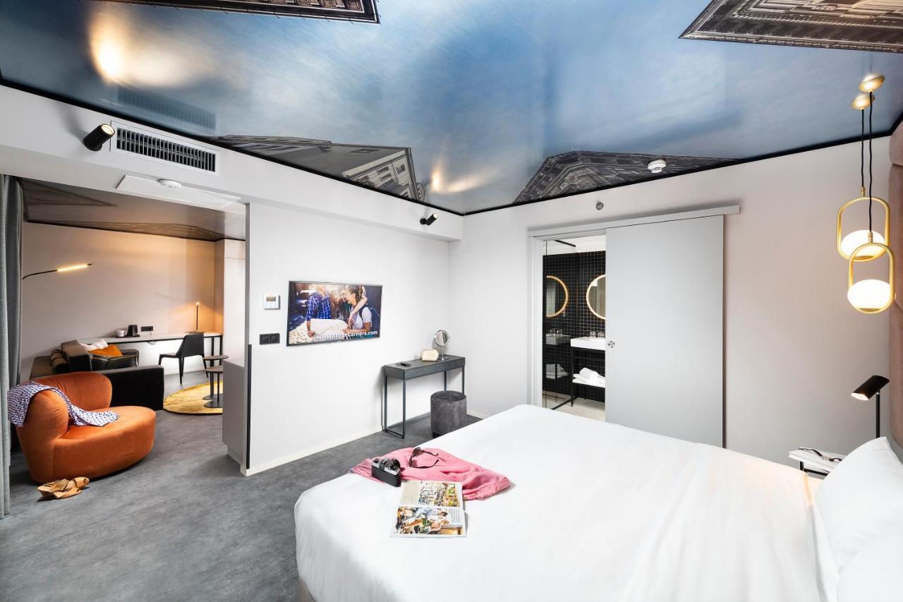 Limited Suite,1296376747:JPEG