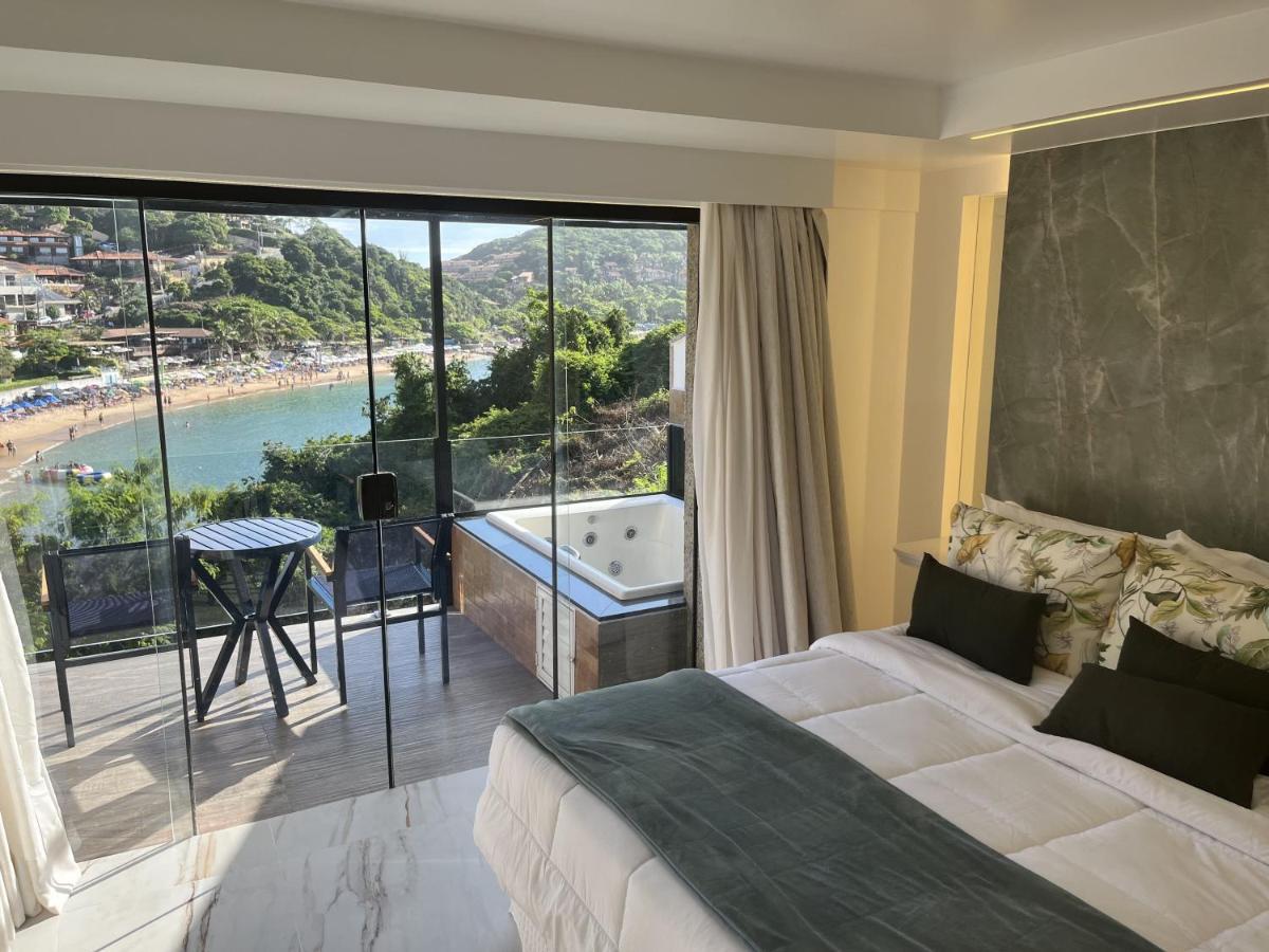 Quarto com Cama King-size, Banheira de Hidromassagem e Vista do Mar