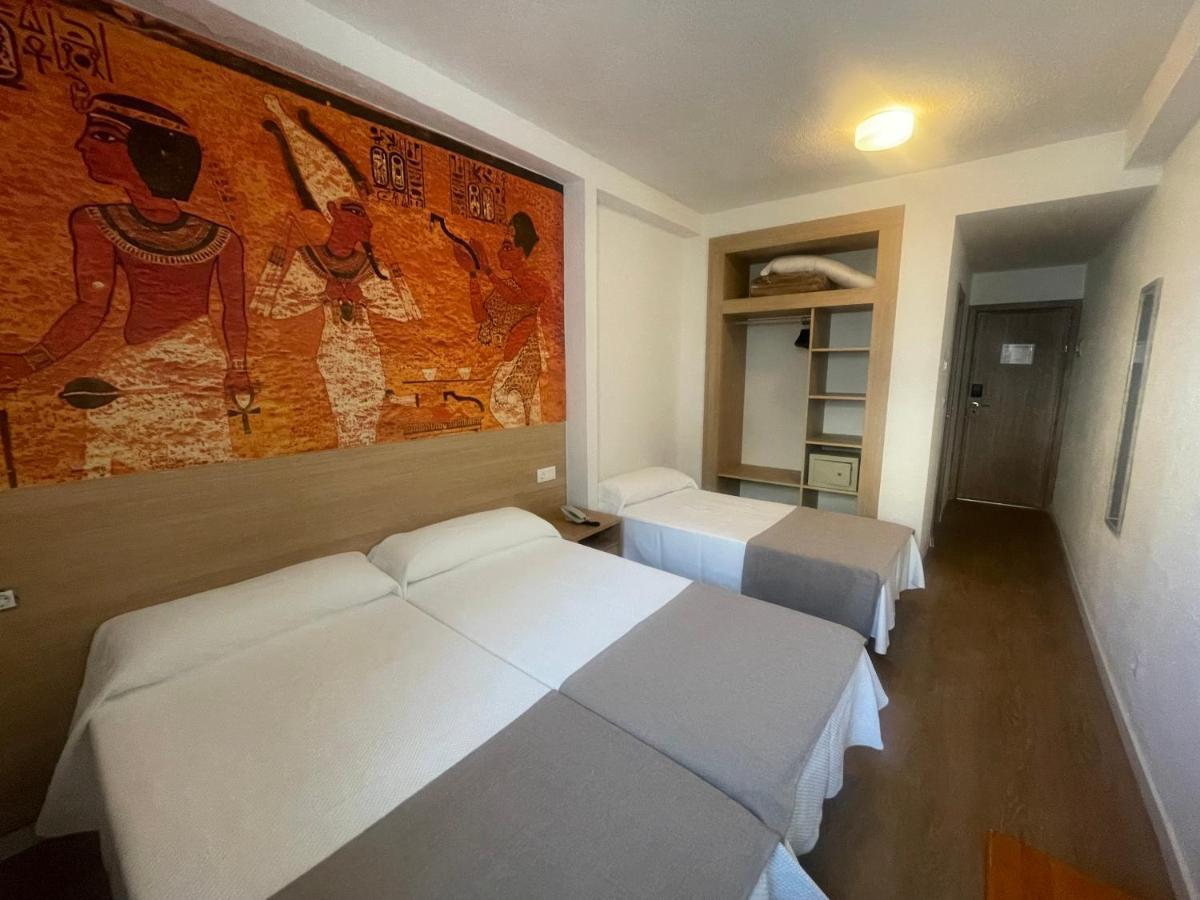 Quarto Triplo com Varanda (2 Adultos + 1 Criança)