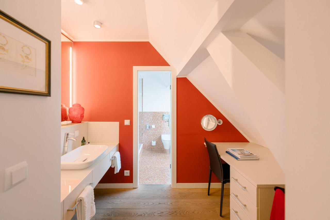 Single Room,689450829:JPEG