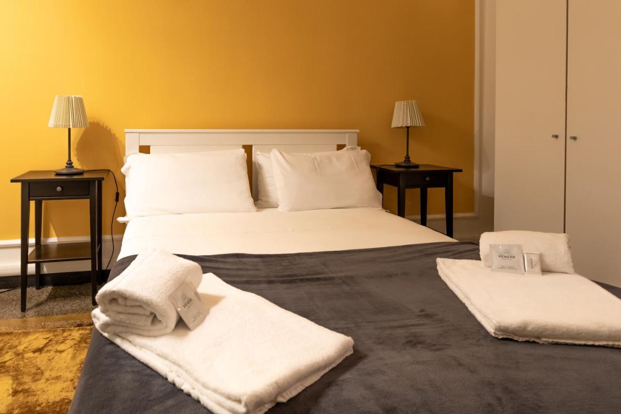 Zweibettzimmer mit eigenem Bad außerhalb des Zimmers