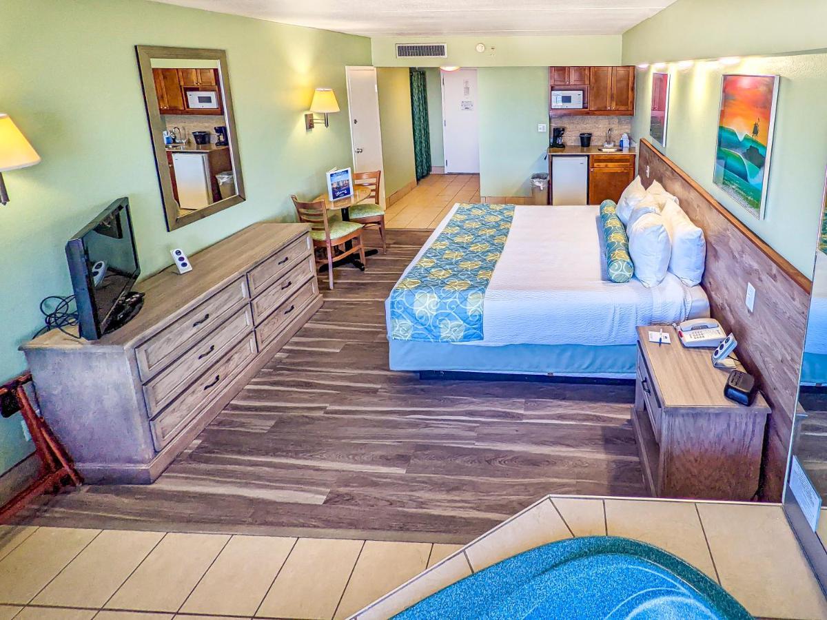 Oceanfront King Whirlpool room