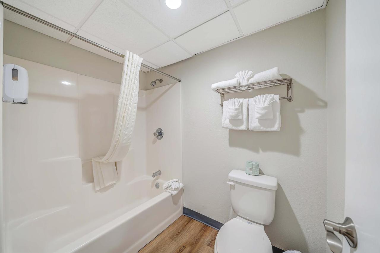Beachfront Premier Walkout Suite Queen or Queen Kitchen,1386379592:JPEG