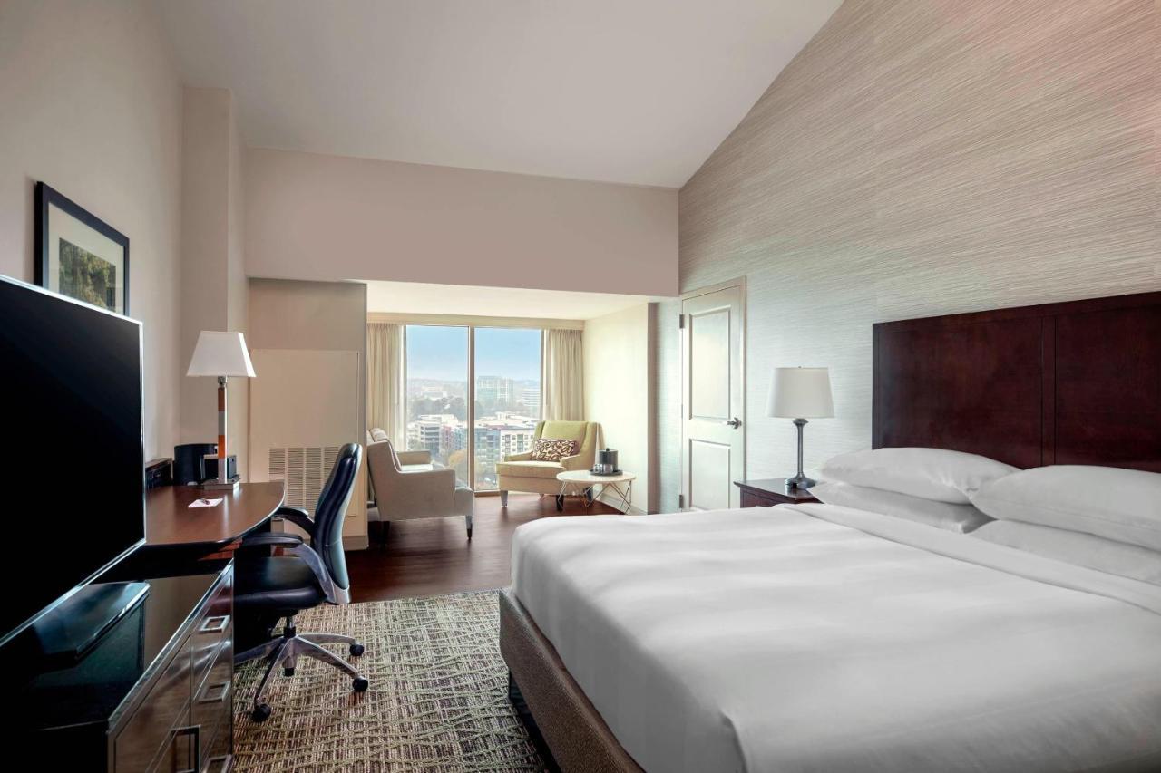 1 King Bed, M Club Lounge Access, Guest Room