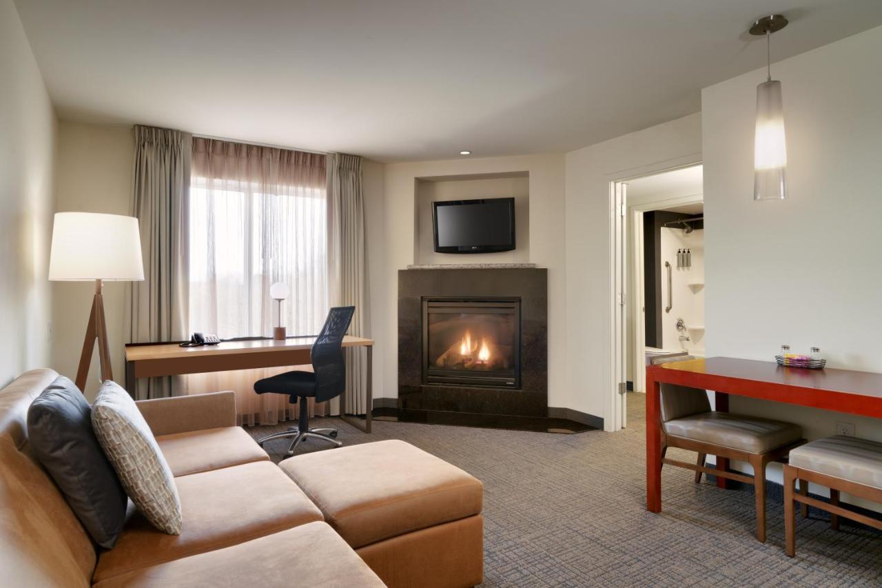 One-Bedroom King Suite with Sofa Bed - Non-Smoking