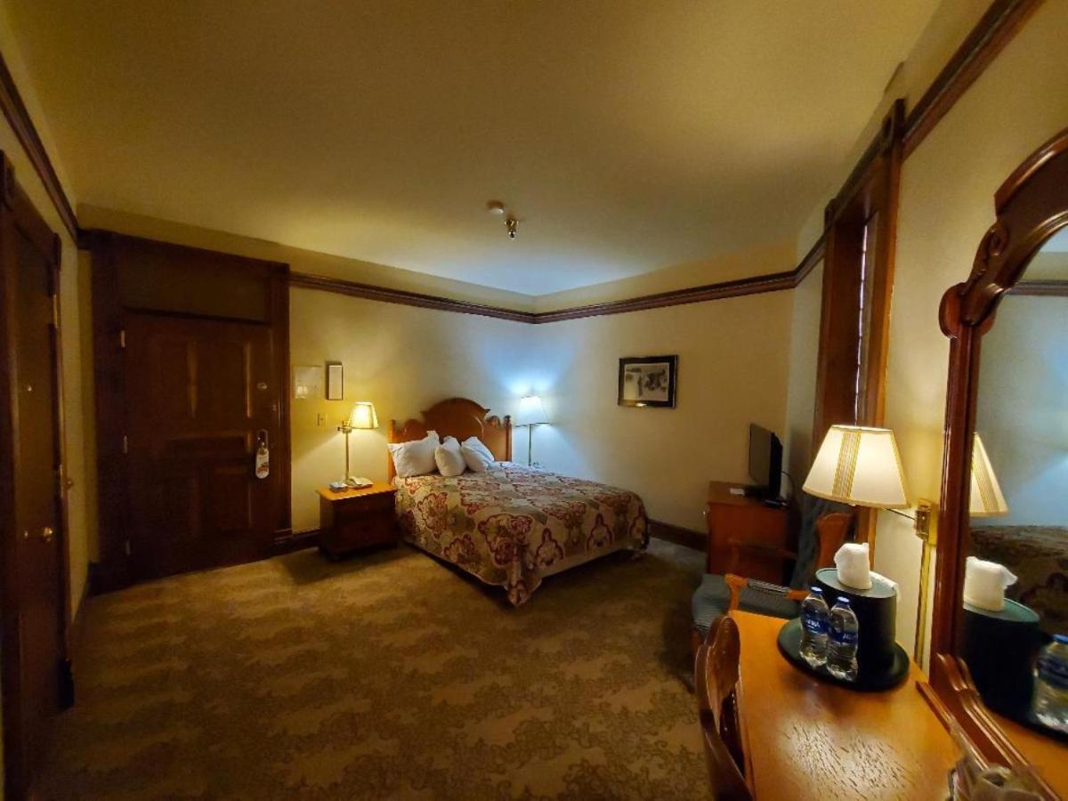Deluxe Queen Room