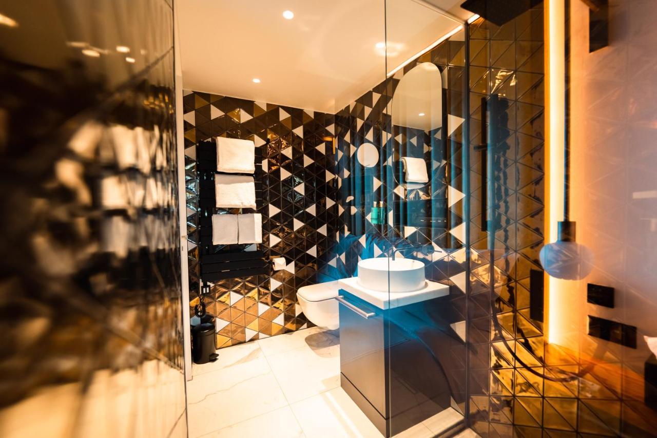 Superior | East Wing, Including New Year Dinner & Party at Cinque Studio